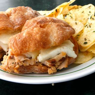 Sandes de Pernil com Queijo da Serra