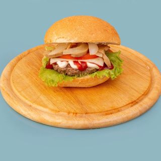 Hamburger, formaggio, cipolla, insalata e salsa barbecue