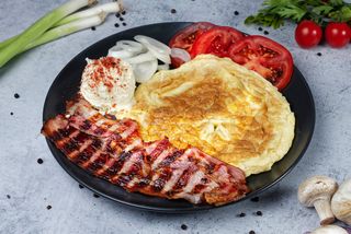 Jaja sa slaninom i salate