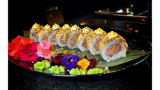 Uramaki dragon z łososiem 8 szt