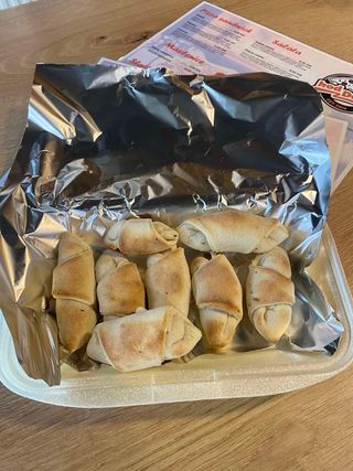 Kiflice sa sudžukom i sirom