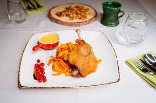 Pulpă de raţă cu varza calita rosie si cartofi natur