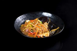 Spaghetti di soia con misto di mare