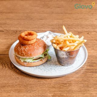 Burger de somon cu cartofi wedges