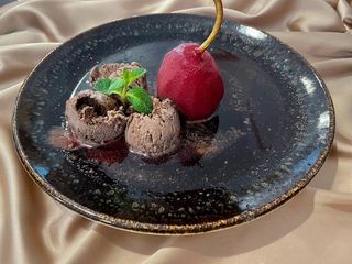 მსხალი წითელ ღვინოში ნაყინით