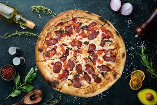 Пица с луканка (450г)