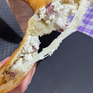 Pizza fritta con cicoli (calzone)