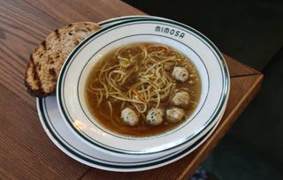 Курячий суп з домашньою пастою, мітболами та шпинатом (400г)