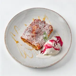 Strudel cu mere, nuci și scorțișoară