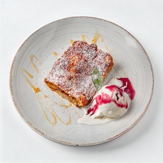 Strudel cu mere, nuci și scorțișoară