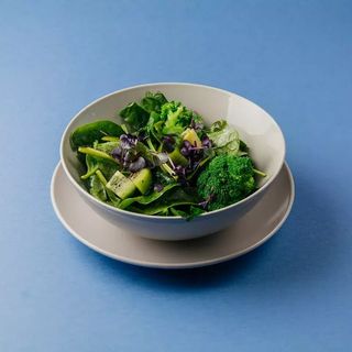 Салат из брокколи с киви и киноа