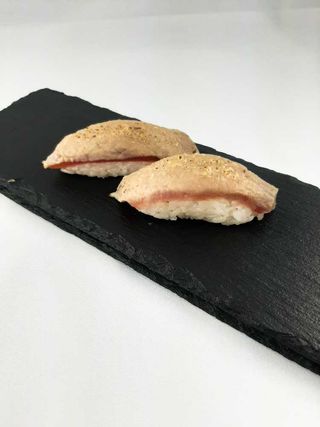 7.Nigiri z opalanym tuńczykiem 2szt.