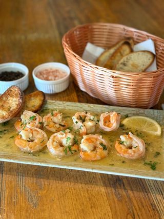 Creveți în sos de vin