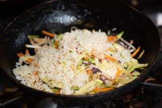 Verdure, pollo e riso bianco