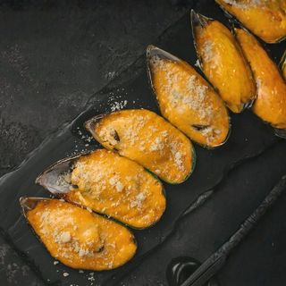 Мідії запечені під крем-чилі соусом (180/25г)