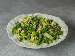 Салат з авокадо, броколі, едамаме, цукіні з лимонною заправкою