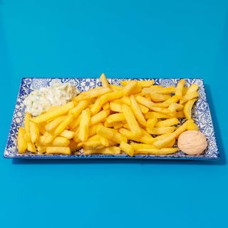 patatine fritte grandi con salsa tzatziki