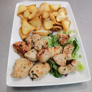 Tacos De Pollo Con Ensalada Y Papas Fritas
