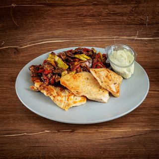 Pileći file i grilovano povrće