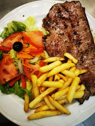 Bistec Con Guarnición