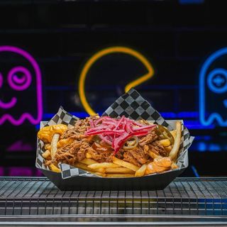Papas frita mechada y Encurtida