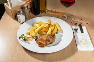 Pulpă de rață confiată cu garnitură de cartofi cu rozmarin