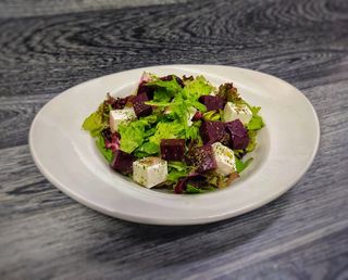 Zeleni mix sa cveklom i feta sirom