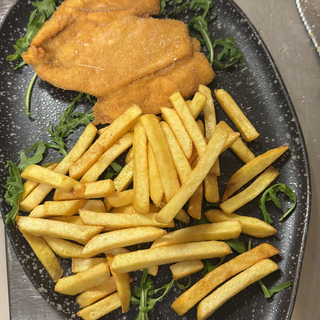 Milanesa de pollo con ensalada/ papas fritas