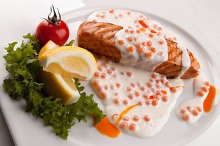 Филе лосося в икорном соусе