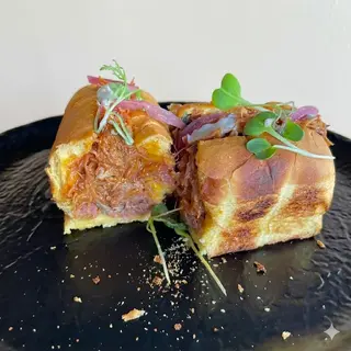 Brioche de carrillada con mayonesa de kimchi y encurtidos