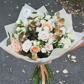 Buchet trandafiri, miniroze si eucalipt auriu