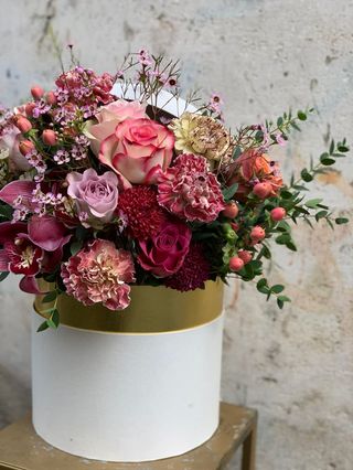 Cappelliera di velluto color crema con fiori di stagione rosa