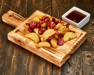 Запечена картопля з мисливськими ковбасками та соусом BBQ (340/100г)	