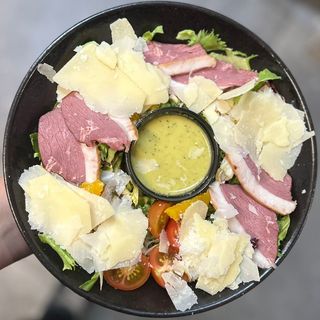 Salata cu piept de rata afumat