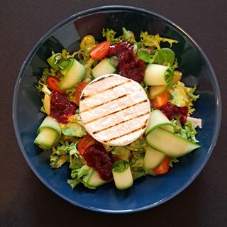 Camembert grillowany z żurawiną