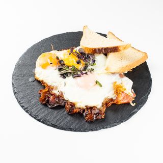 Jaja sa špekom i tostom