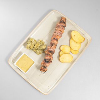 Brocheta De Pollo Y Champiñones Con Salsa De Mostaza Y Miel