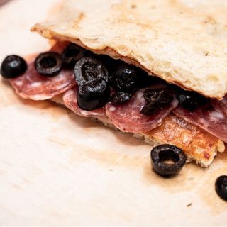 Pizzetta salsiccia e olive nere