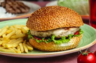 Chicken burger + pomfrit + piće po izboru