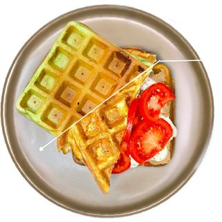 ისპანახის ვაფლი ხელნაკეთი პაშტეტით, ომლეტით და პომიდვრით მდოგვის სოუსით