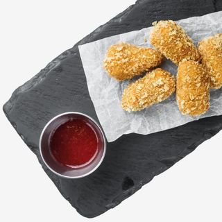 Камамбер фрі з малиновим кюлі