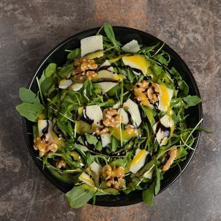Ensalada De Rúcula, queso parmesano y nueces
