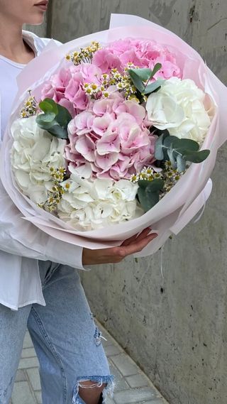 Buchet din hortensii cu romanițe
