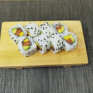 California Salmón, Mango y Aguacate