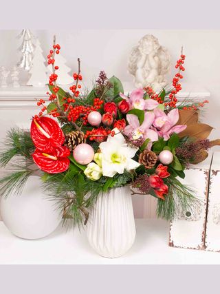 Buchet cu orhidee, amaryllis si ilex