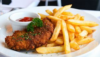 Snitel de vita si cartofi prajiti