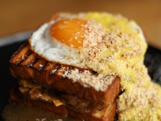 Крок-мадам з куркою в горіховому соусі (330g)