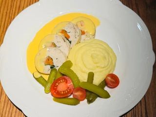 Рулетик курячий з картопляним пюре і сирним соусом (270g)