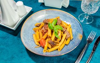 Penne cu vita si sos Porto