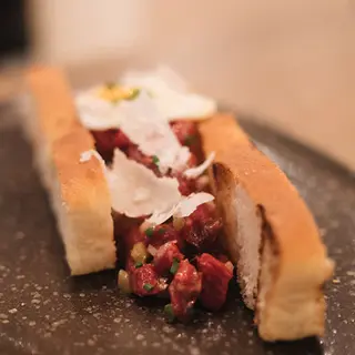 Steak Tartar Con Huevo De Codorniz Y Focaccia 